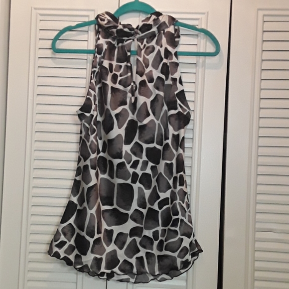 Gray Giraffe Print Sleeveless Blouse - Picture 2 of 7